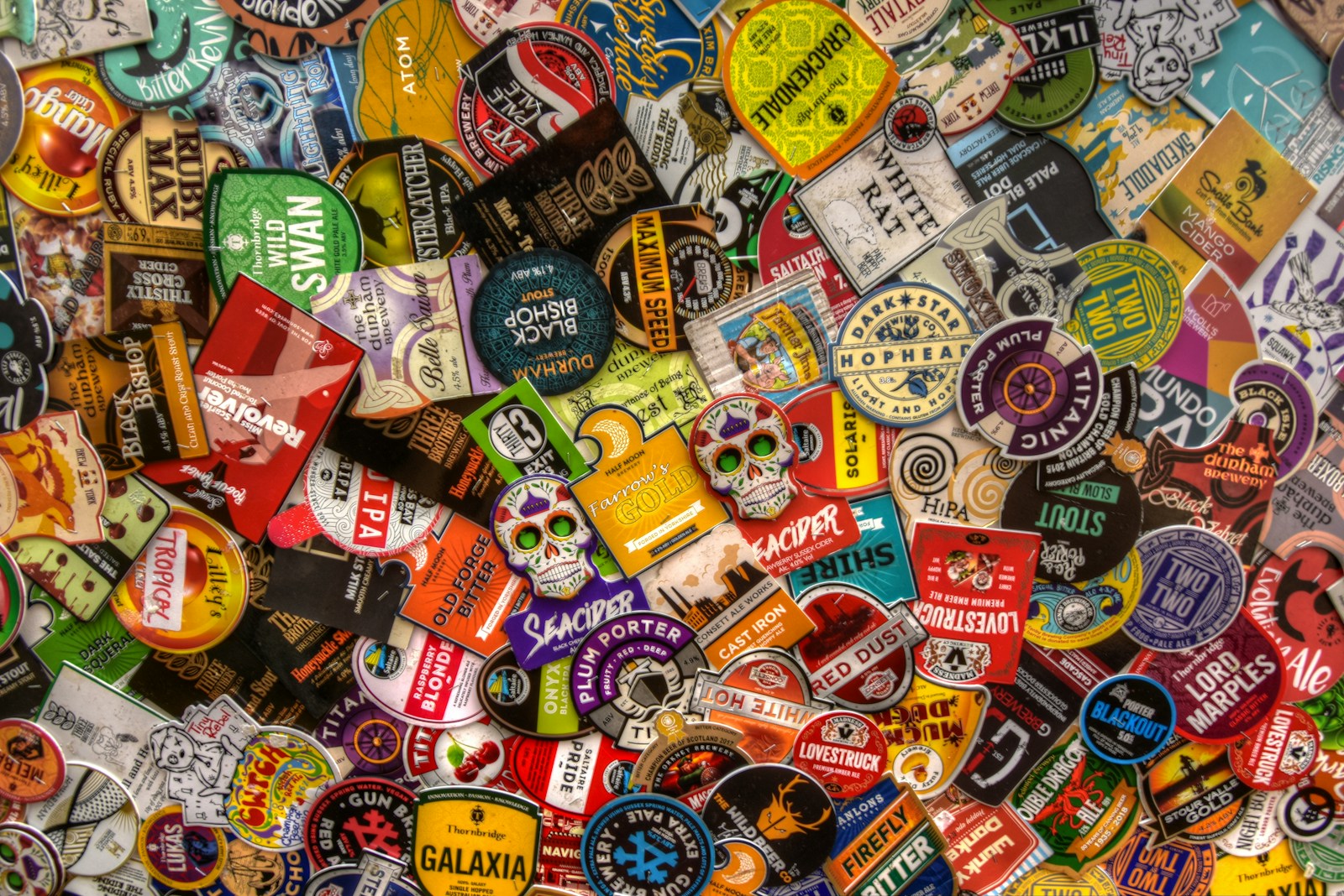 Communication design for pocket badges with stylish branding elements