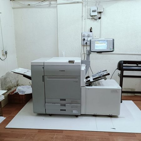 Vinyl printing and cutting machine for branding decals