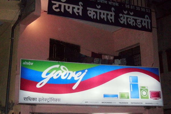 Signage maker for shop boards and retail signage solutions